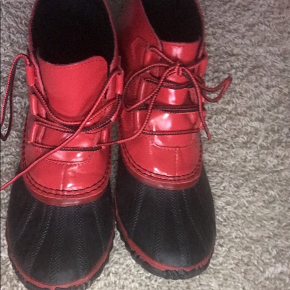 Sorel rain boots - Picture 2 of 3